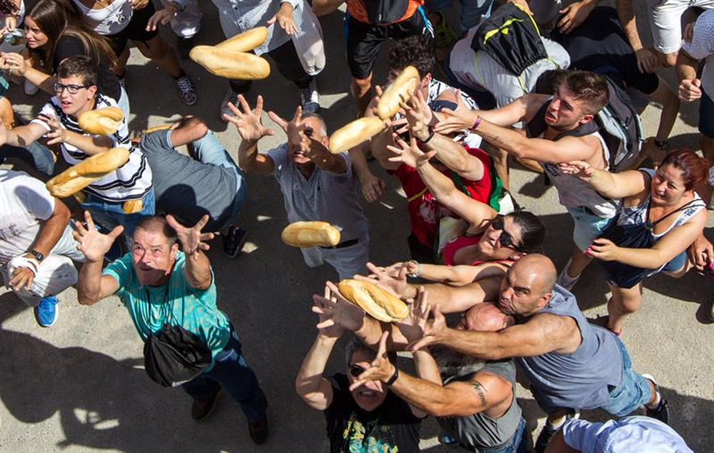 Miles de bocadillos de pan y queso arrojados desde una ermita.
