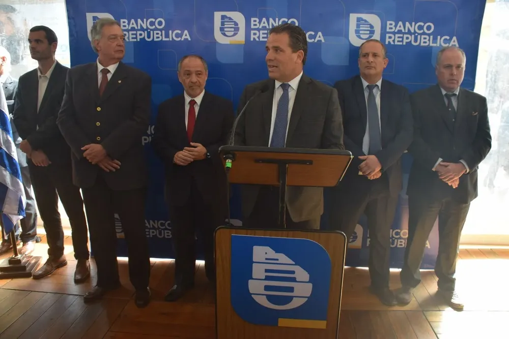 El ministro Mattos fue uno de los invitados especiales en el acto inaugural del stand del BROU en la Rural del Prado.