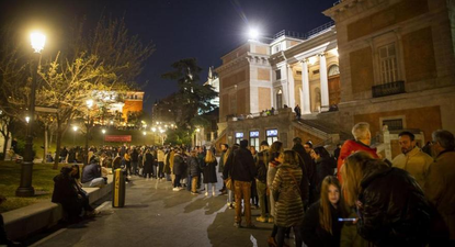 Cientos de visitantes acuden a las recorridas nocturnas del Museo del Prado.