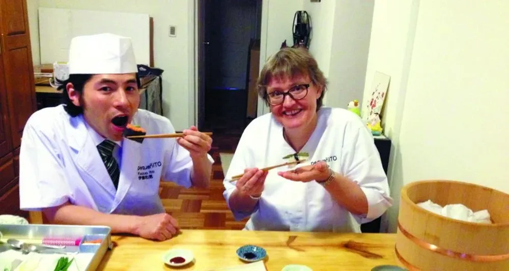Kazuo y Sibylle Ito luego de culminar la preparación del sushi