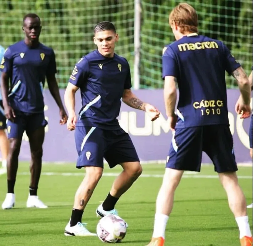 Primer entrenamiento de Brian Ocampo en Cádiz