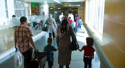 Imagen de archivo de un grupo de refugiados en el aeropuerto Adolfo Suárez-Madrid Barajas