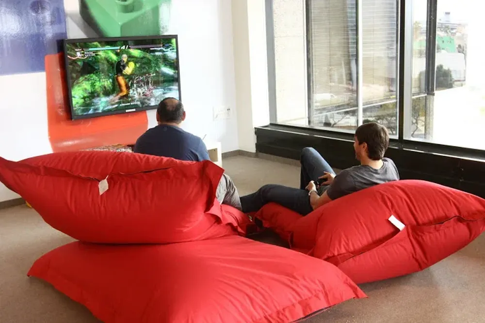 En las oficinas de Tel Aviv, dos empleados descansan y juegan. El lugar tiene un cuarto de Lego, gimnasio, un cuarto de música, un tobogán y un techo sobre el cual los funcionarios pueden tener vista directa al Mediterráneo
