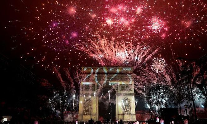 El Arco del Triunfo, en París, le dio la bienvenida a 2025.