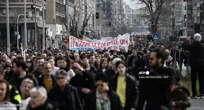 Manifestantes conmemoran el accidente de tren de hace un año que mató a 57 personas y puso al descubierto los graves problemas del sistema ferroviario.