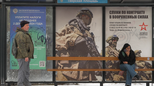 Los carteles para reclutar soldados que apoyen la invasión de Ucrania están por todas partes en Rusia.