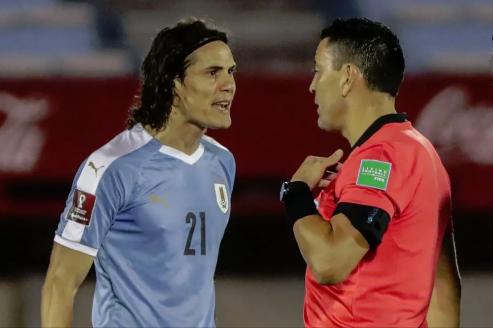 Roberto Tobar expulsó a Cavani en en Centenario