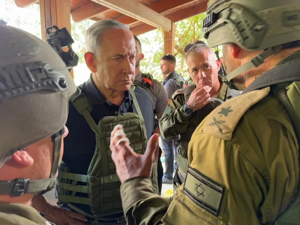 Benjamin Netanyahu dialoga con las tropas ubicadas frente al enclave.