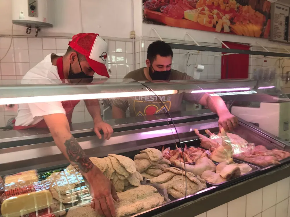 En las carnicerías de barrio el pollo bueno no pasa de los $ 140 el kilo.