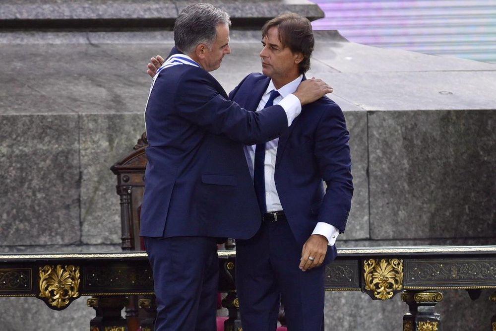 Cambio de mando Plaza Independencia Yamandú Orsi y Luis Lacalle Pou 1 de marzo de 2025