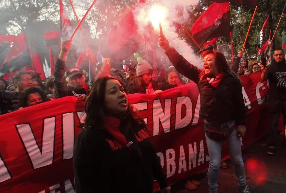 Manifestantes en la marcha por el Día de los Trabajadores en Santiago de Chile