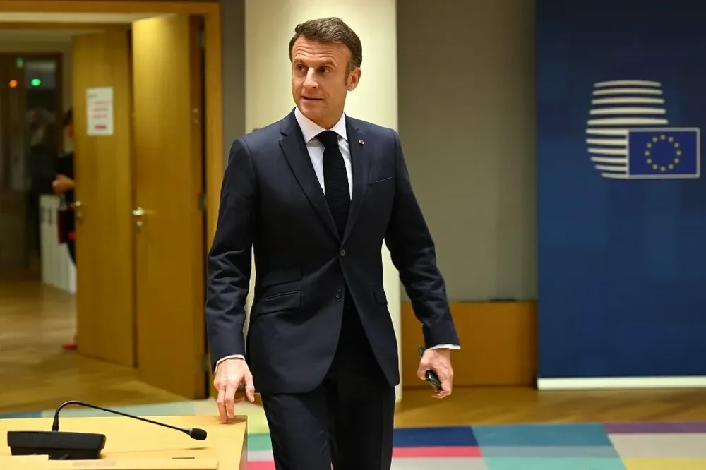 El objetivo es ayudarles a comprar vehículos eléctricos fabricados en gran medida aquí, subrayó Macron en un video publicado en las redes sociales.