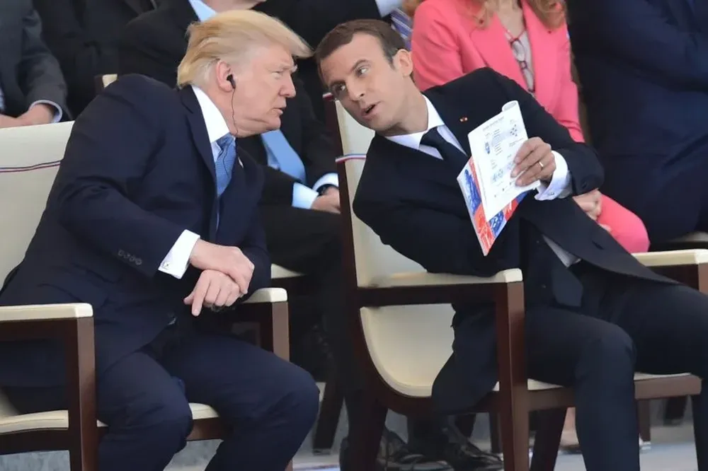 Trump y Macron conversan durante el desfile militar del Día de la Bastilla