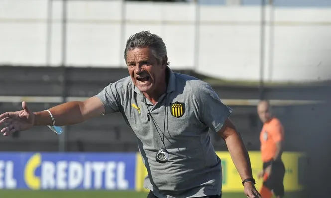 Mario Saralegui en uno de sus períodos como técnico de Peñarol