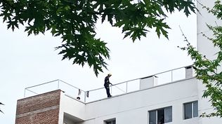 Trabajo de bomberos y policías en el apartamento donde se atrincheró el hombre