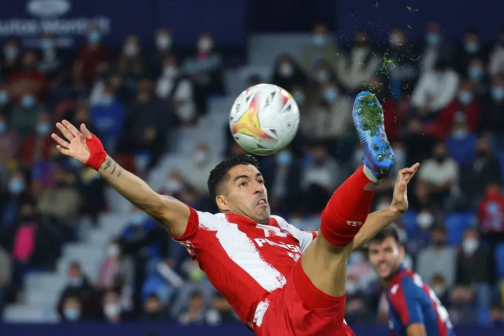 En el segundo tiempo la pelota le quedó muy alta en el segundo palo