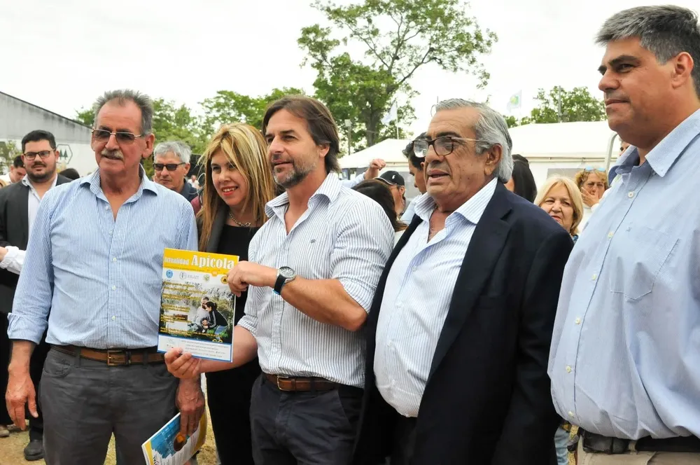 El presidente de la República en el lanzamiento de una nueva zafra apícola.