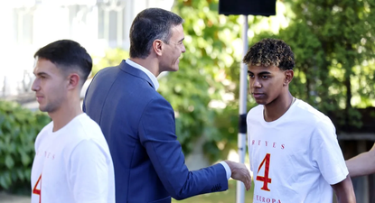 El saludo del jugador Lamine Yamal al presidente español, Pedro Sánchez.