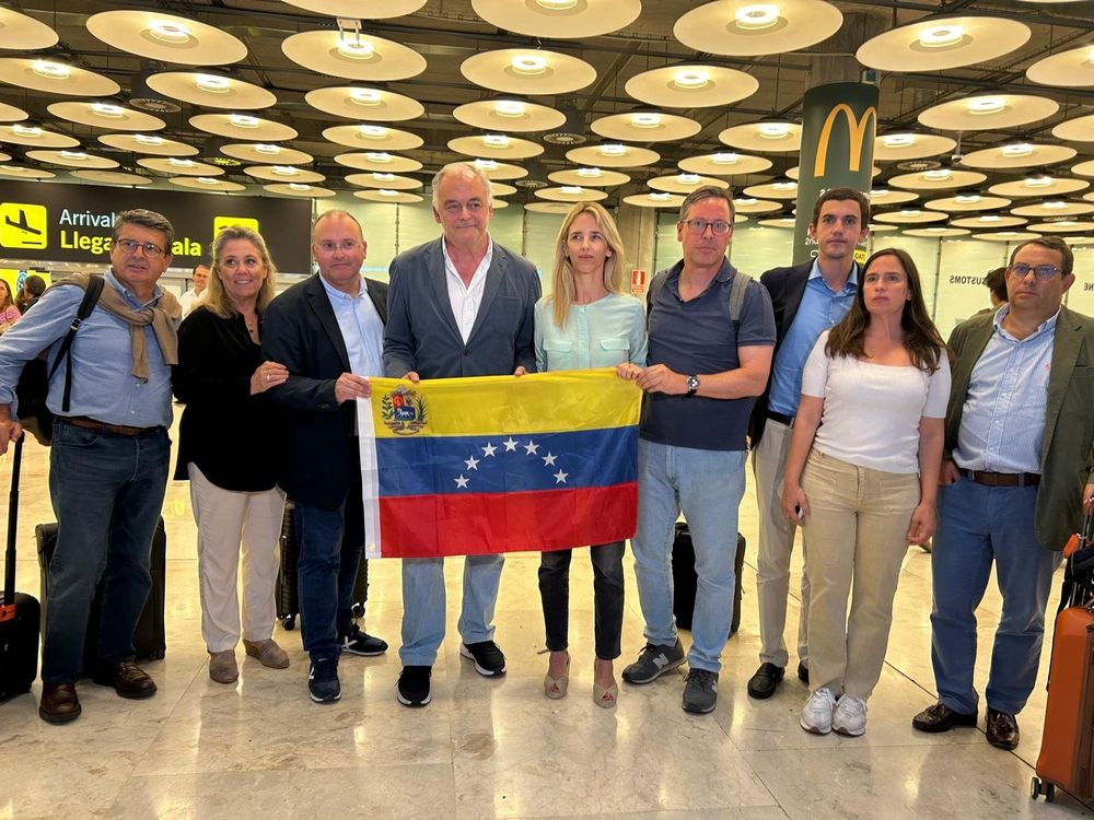 Los delegados del PP, recién llegados a Barajas.