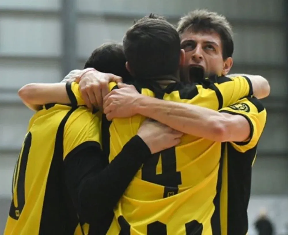 Algunos integrantes de Peñarol en fútbol sala, celebran el triunfo por goleada ante Nacional