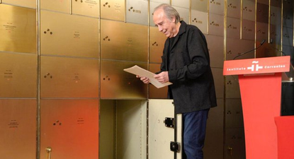 A pura emoción, Serrat entregó la partitura original de `Mediterráneo´ al Instituto Cervantes
