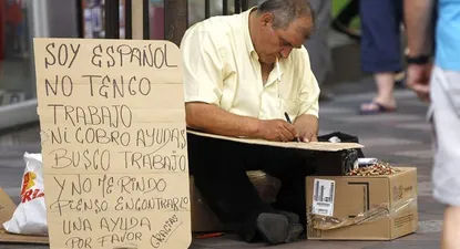 Un madrileño clama por trabajo durante la crisis que pega a España