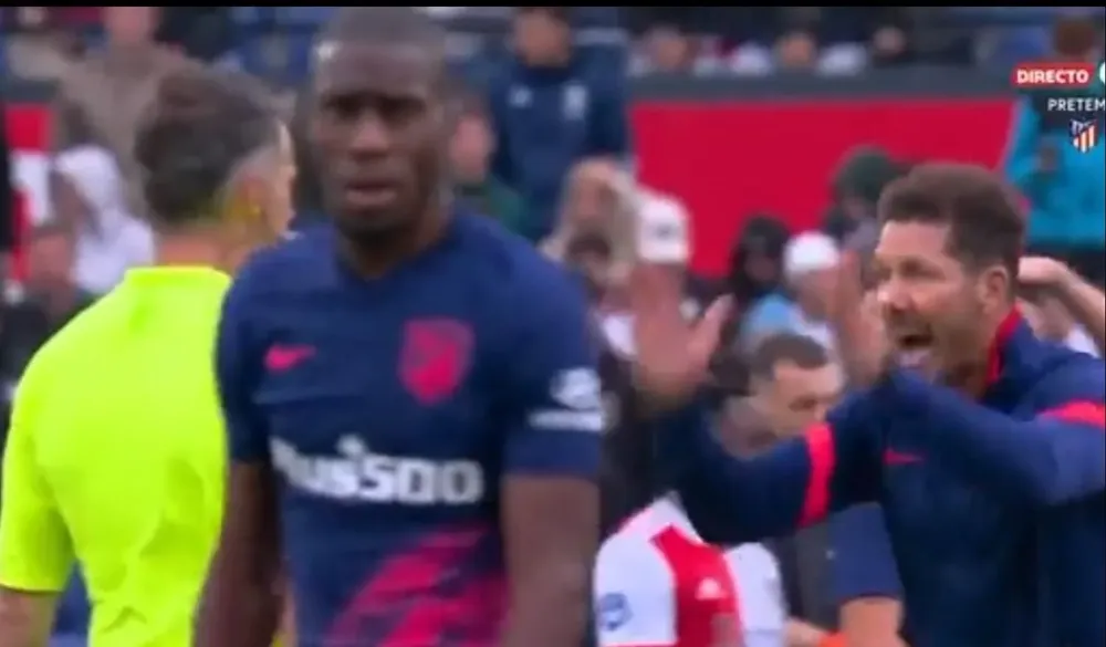 Diego Simeone le muestra a los árbitros cómo fue, para él, el offside que existió en el segundo gol de Feyenoord en la hora, que le dio el triunfo a los holandeses en el amistoso ante Atlético de Madrid