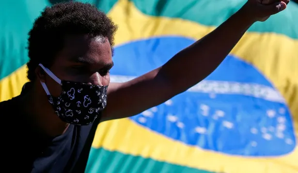 Hasta el inicio de la tarde, la prensa brasileña reportó, con imágenes de avenidas llenas de manifestantes incluidas vistas aéreas, protestas contra Bolsonaro.