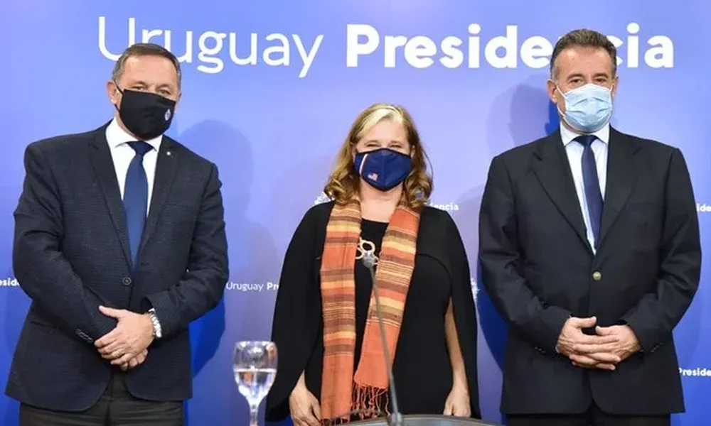 Álvaro Delgado y Daniel Salinas junto a la encargada de Negocios de EEUU, Jennifer Savage