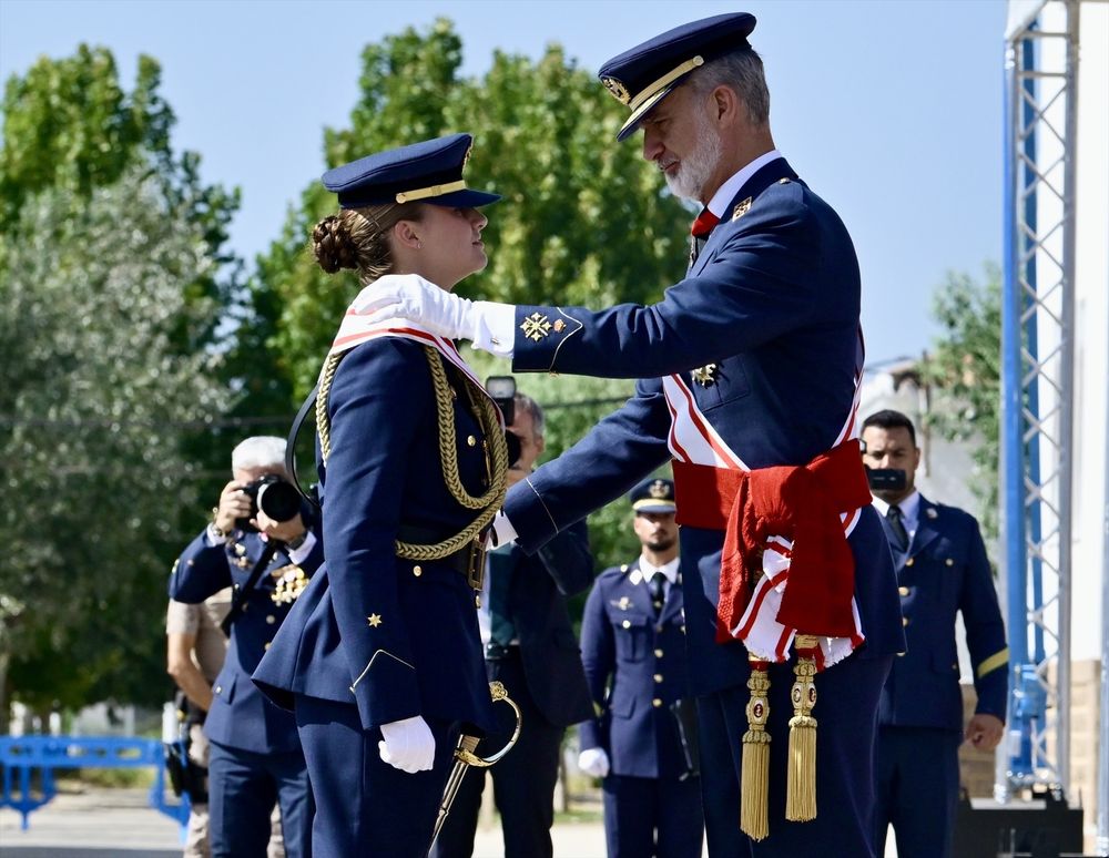 El Rey Felipe VI impone a la Princesa de Asturias, Leonor de Borbón y Ortiz, la Gran Cruz del Mérito Aeronáutico en la Academia General del Aire y del Espacio de San Javier.  