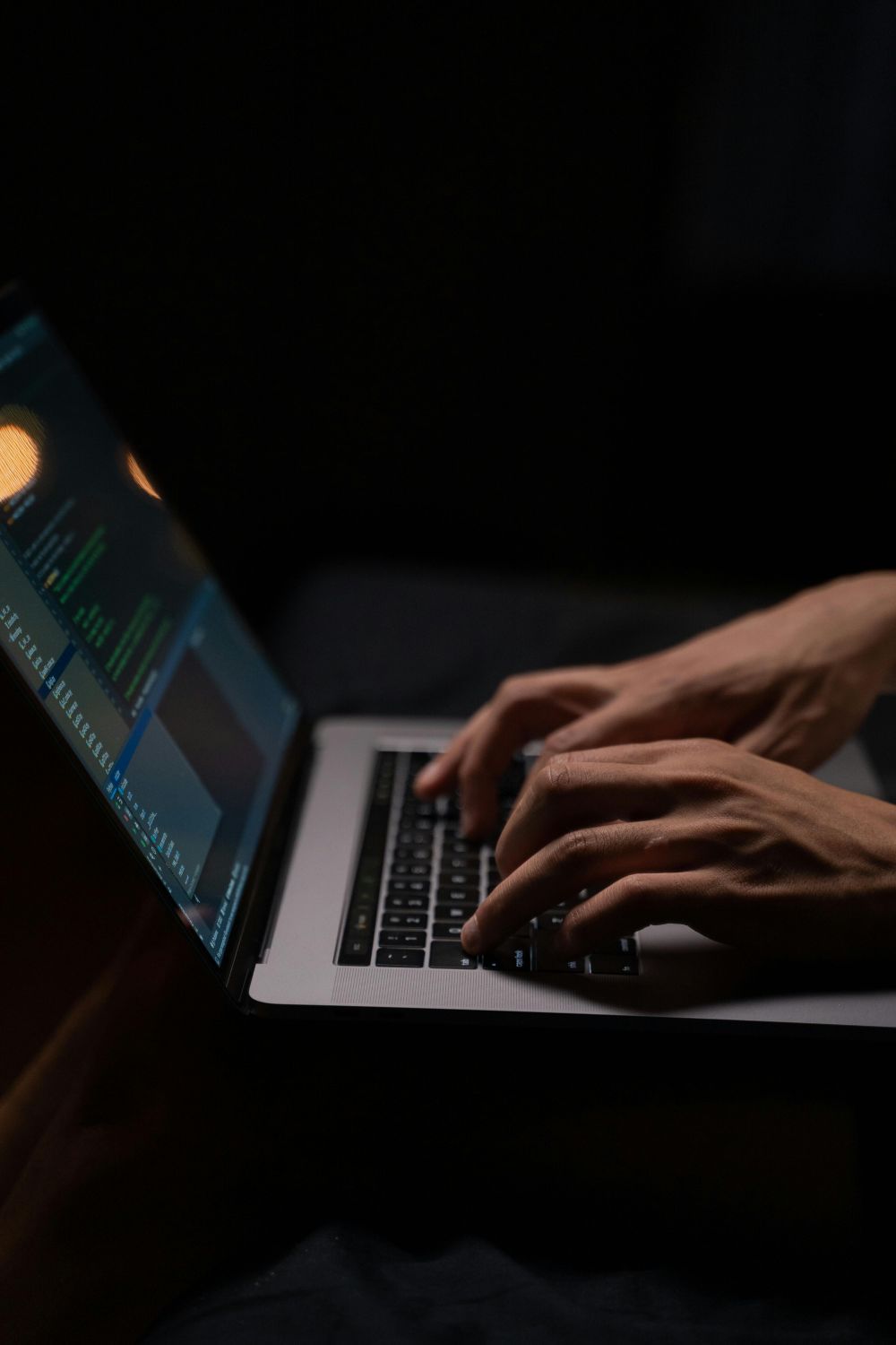 Hackers, notebook, laptop, computadora, teclado.jpg