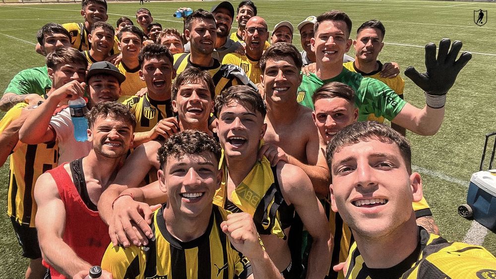 El festejo de la Tercera división de Peñarol que le ganó el clásico a Nacional