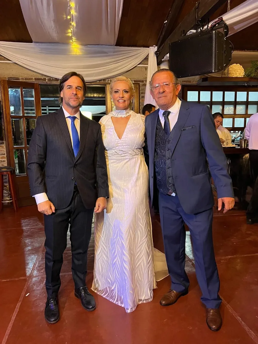 El presidente de la República, Luis Lacalle Pou, con los casados: el intendente de Artigas, Pablo Caram, y su esposa Karolina Gómez