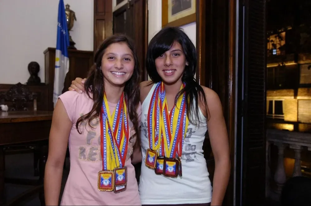 Inés Remersaro y Antonella Scanavino. La hija de Carlos (el mejor nadador de la historia),es una de las nueve deportistas precoces de la historia olímpica de Uruguay que debutaron en los JJOO antes de cumplir los 16 años