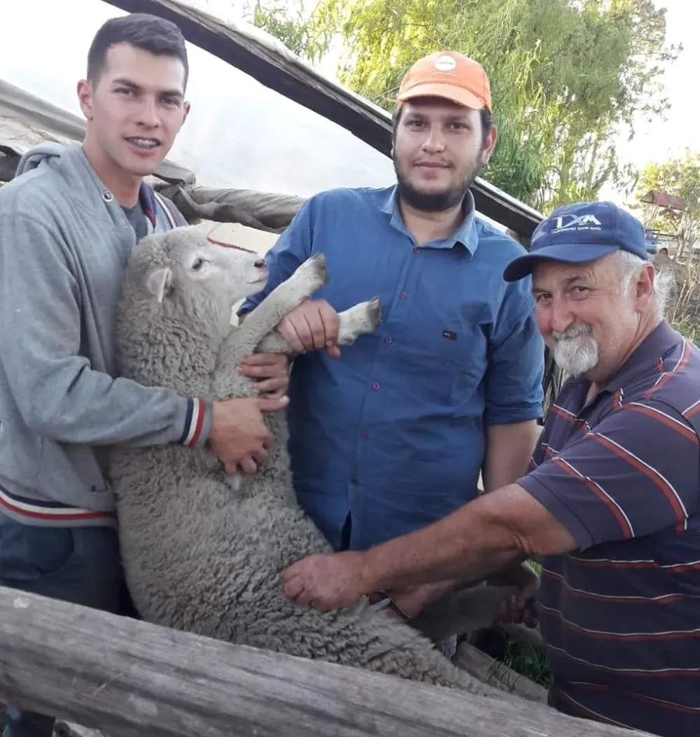 Roberto (derecha) maneja su majada junto a su hijo.
