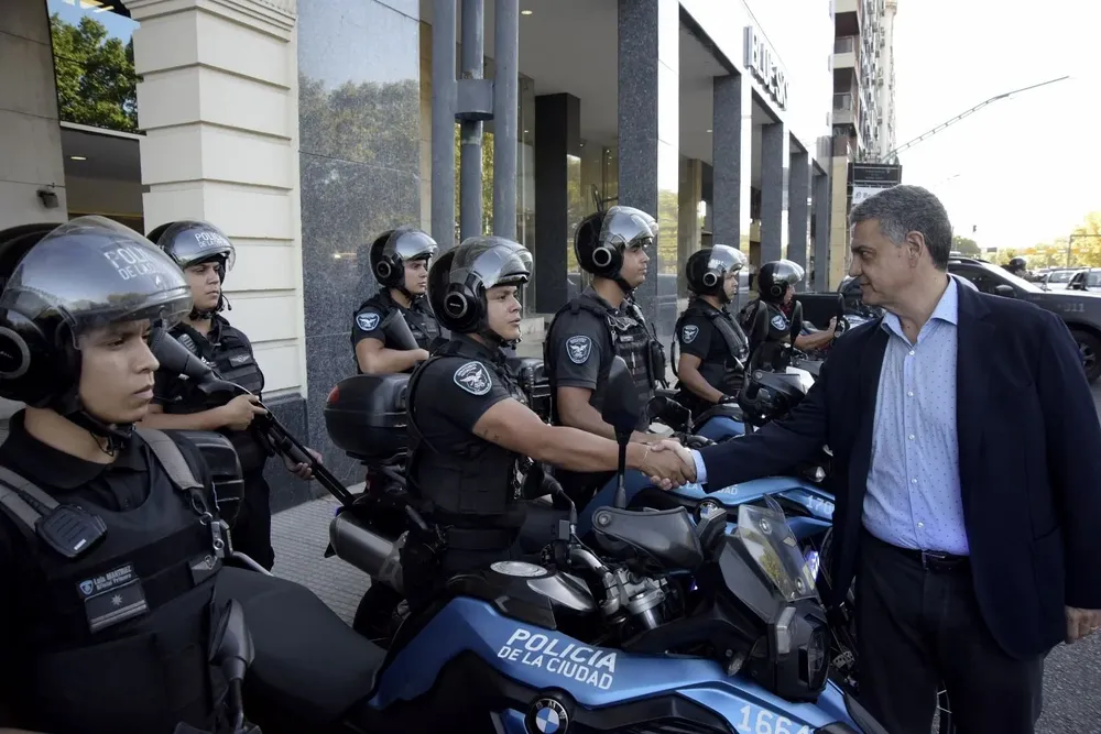 El jefe de Gobierno porteño Jorge Macri saluda a un efectivo de la Policía de la Ciudad de Buenos Aires