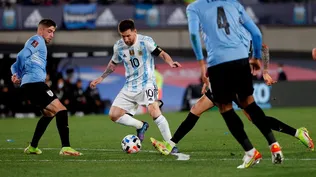 Lionel Messi ante Uruguay en uno de sus tantos partidos; estará en la Copa América 2024