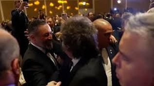 El momento del encuentro entre Javier Milei y Santiago Abascal.