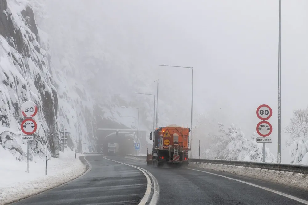 Maquinas quitanieves trabajan este sábado, en la carretera N-230 dirección Vielha a causa de las nevadas.