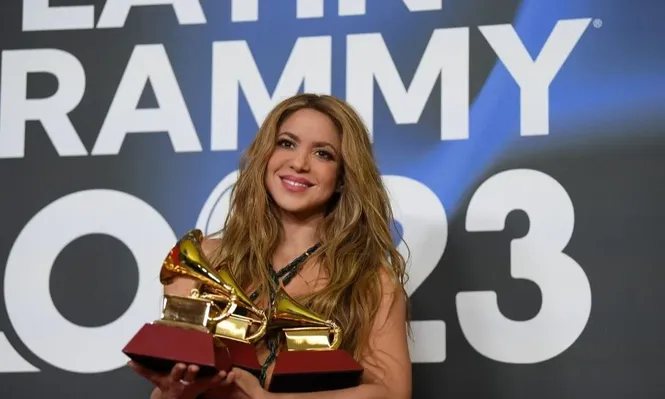 Shakira con sus Grammy