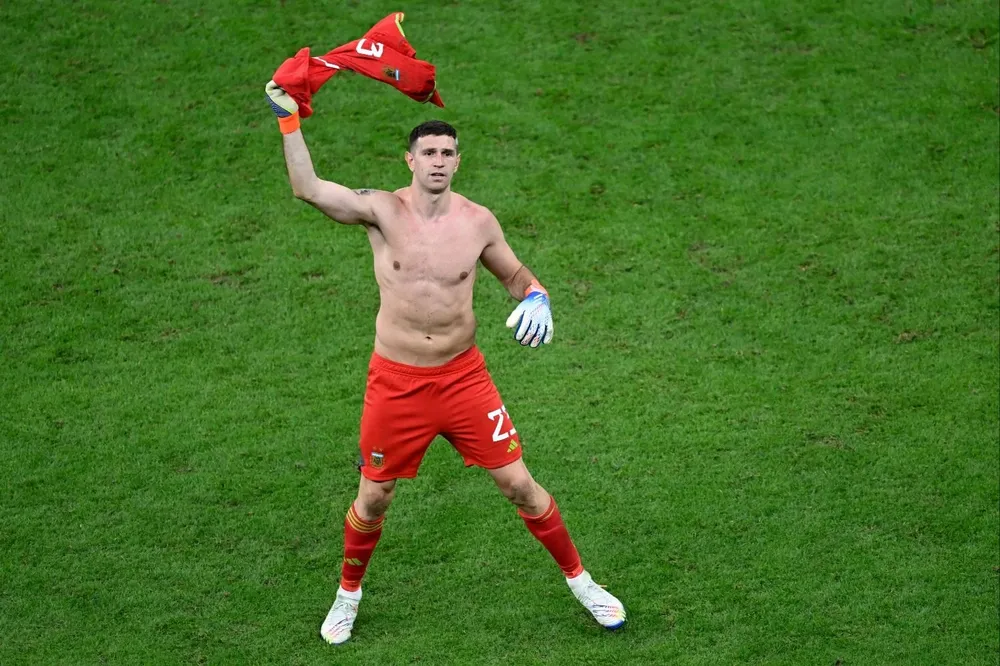 Dibu Martínez festeja la clasificación a semifinales