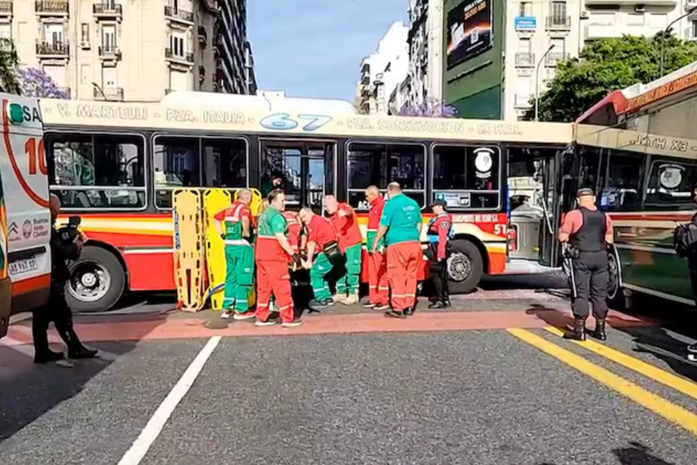 El choque entre los colectivos de las líneas 59 (interno 57) y 67 (interno 51) dejó un saldo de 27 personas heridas.