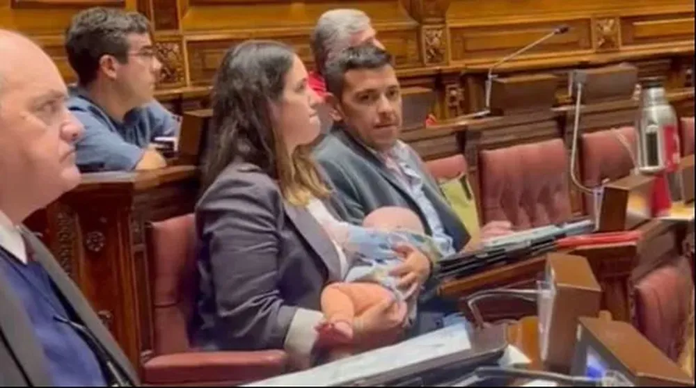 La diputada del FA, Macarena Sierra, en la Cámara de Diputados con su bebé