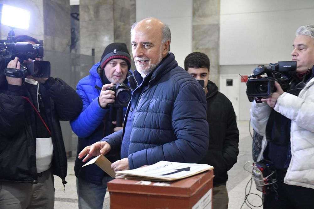 Pablo Mieres mientraba votaba