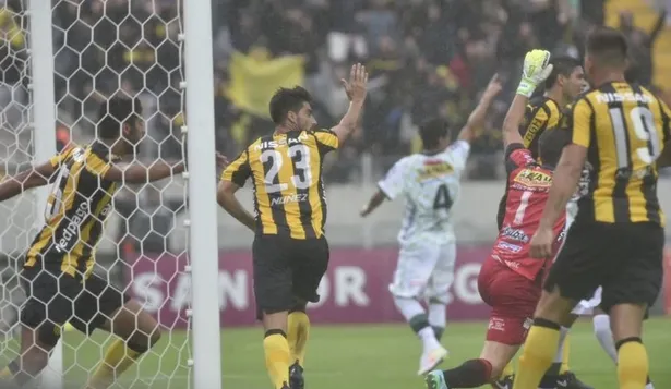 Gastón Rodríguez celebra el 1-0 de Peñarol ante El Tanque Sisley