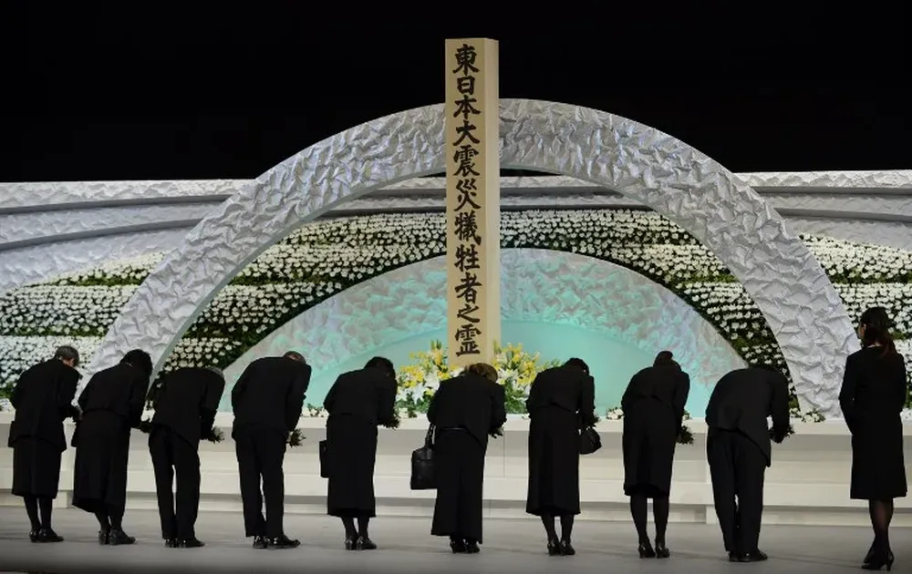 En Tokio, Familiares de Víctimas llevaron a un altar flores para las víctimas.