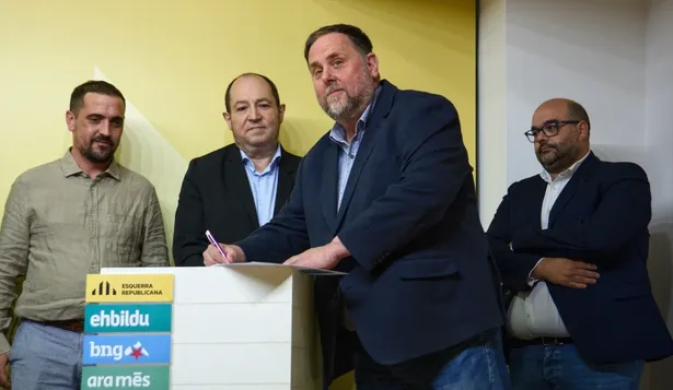 El presidente de ERC, Oriol Junqueras, el cabeza de lista de EH Bildu al PE, Pernando Barrena, el responsable de Relaciones Internacionales del BNG, Rubén Cela, y el coordinador de Ara Més, Mateu Mates, firman el acuerdo de coalición para las europeas