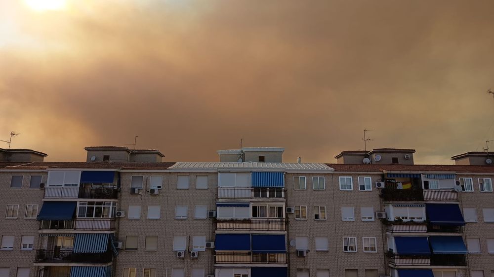 Humo en Madrid por un incendio en Méntrida.