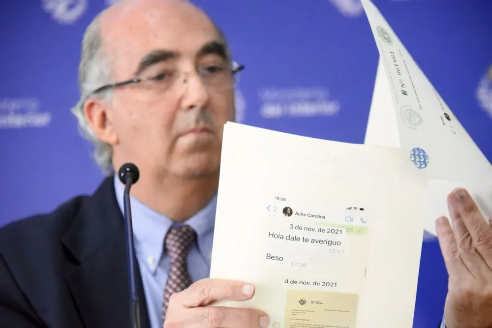 Guillermo Maciel muestra los chats con Ache