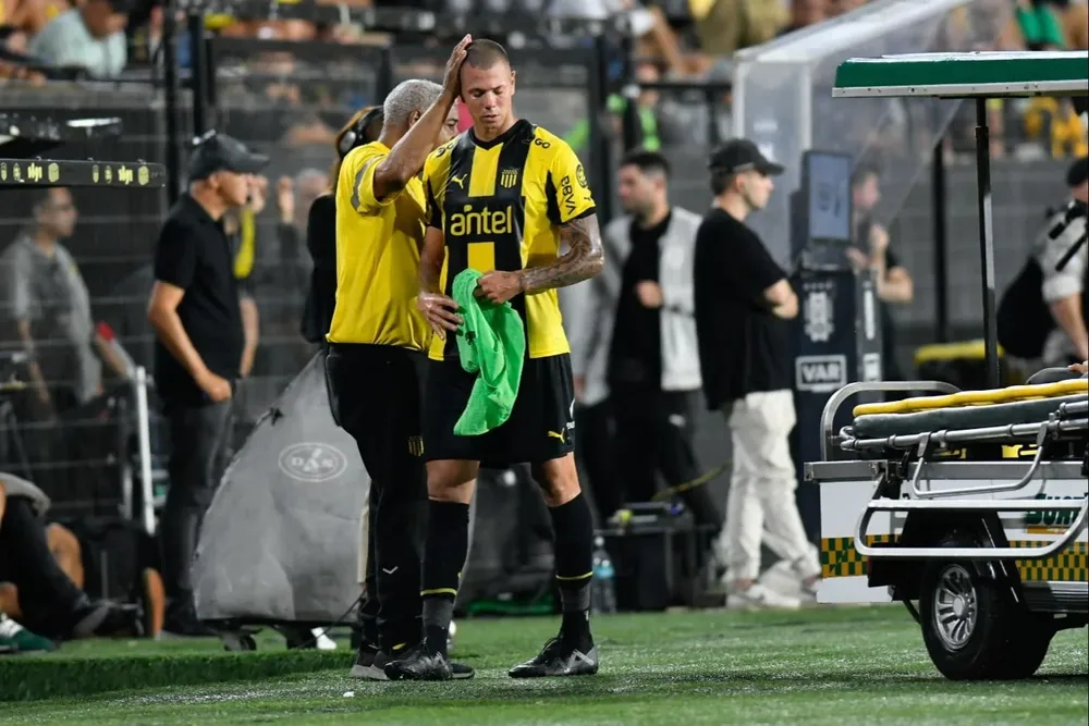Léo Coelho se lesionó en el segundo tiempo ante Cerro